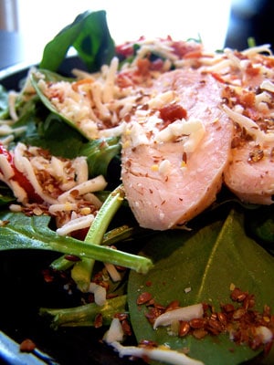 Roasted Red Peppers and Spinach Salad with Leftover Chicken and Flaxseeds
