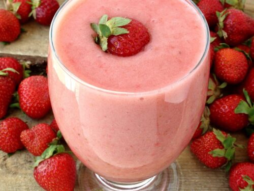 Strawberry Banana Smoothie (Frozen Fruit Smoothie) - Fit Foodie Finds