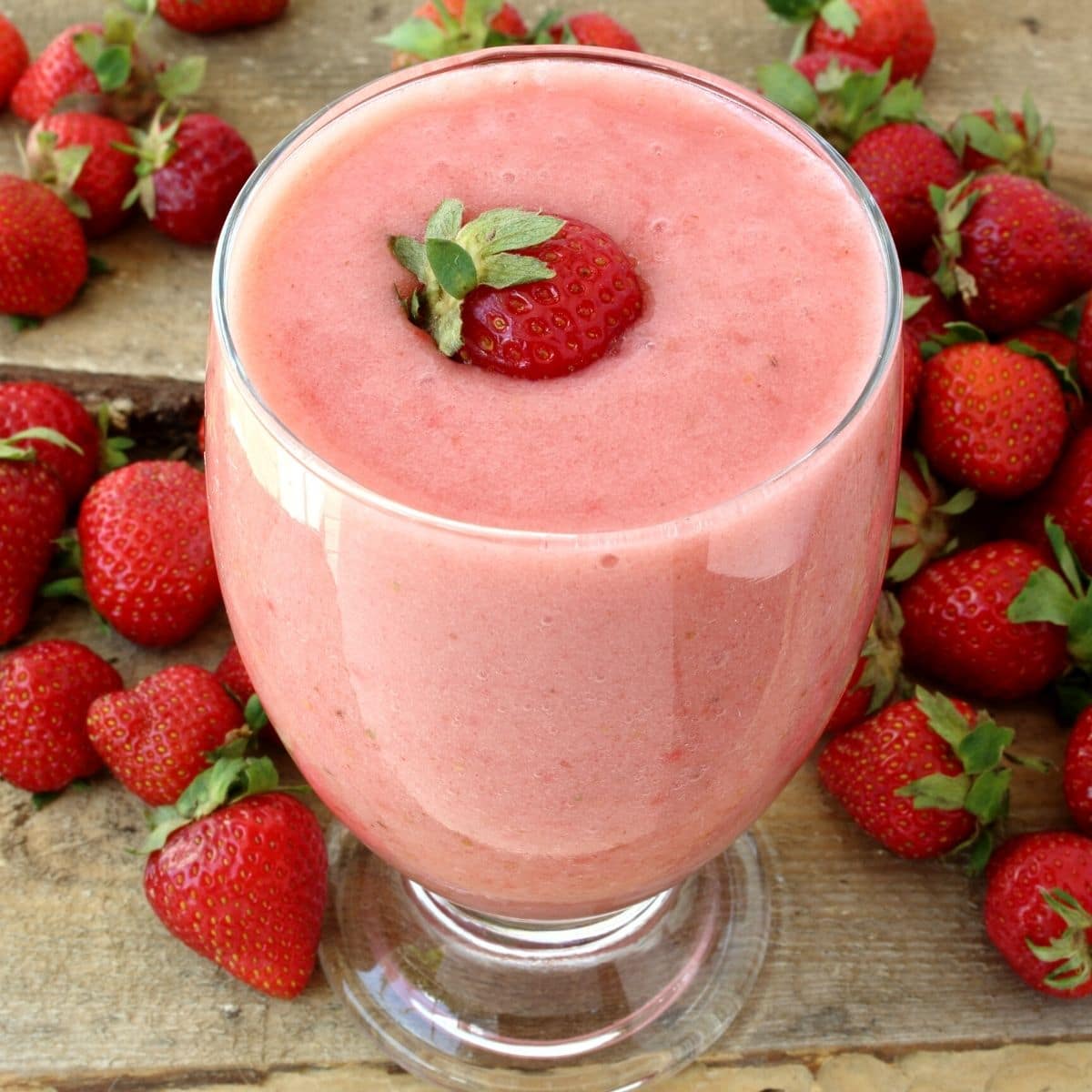 quick strawberry banana smoothie featured