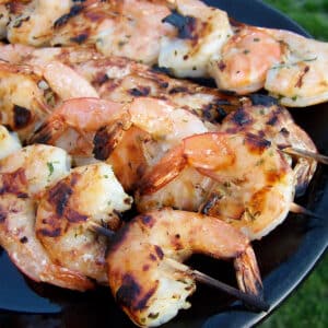 garlic shrimp skewers featured