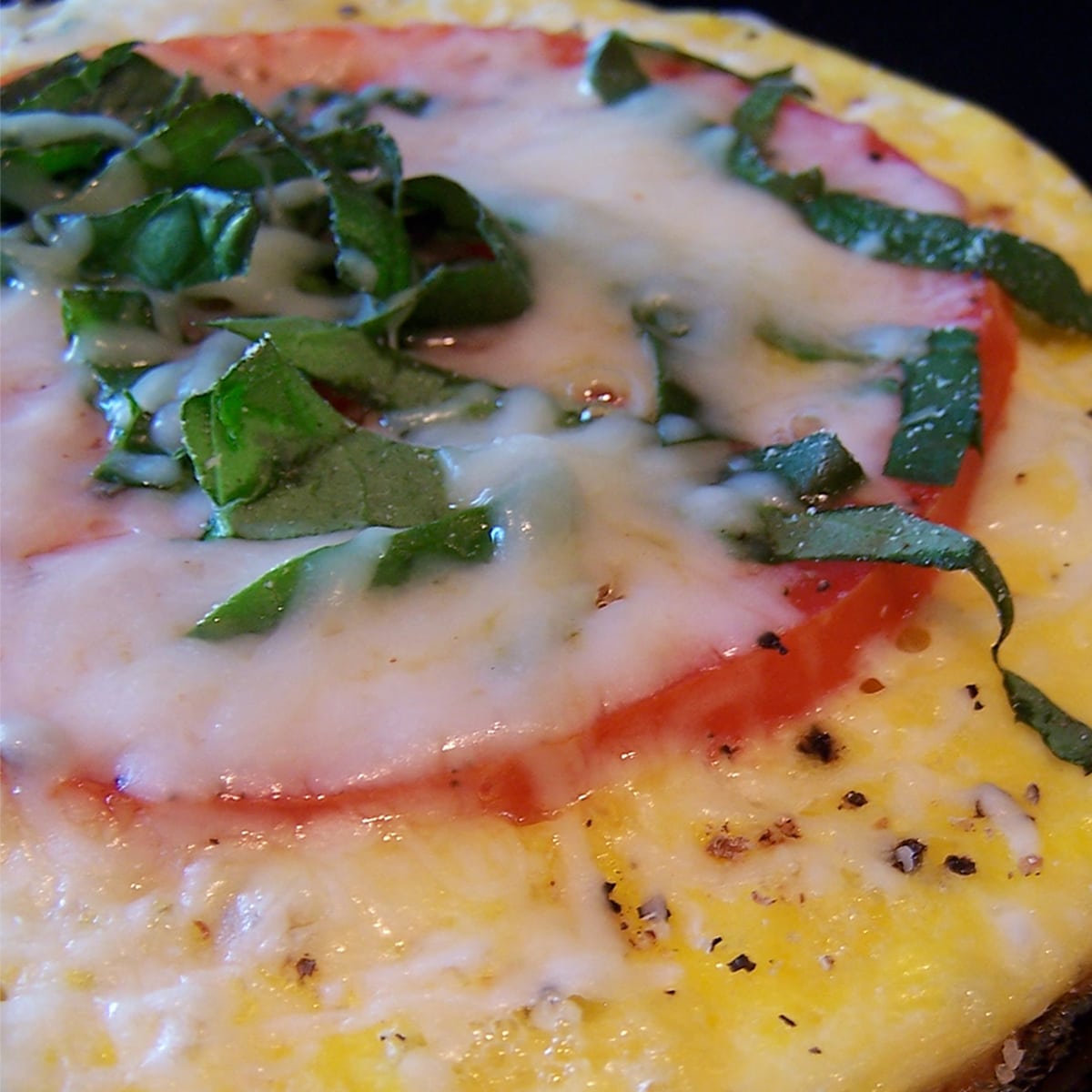 egg tomato pizza featured