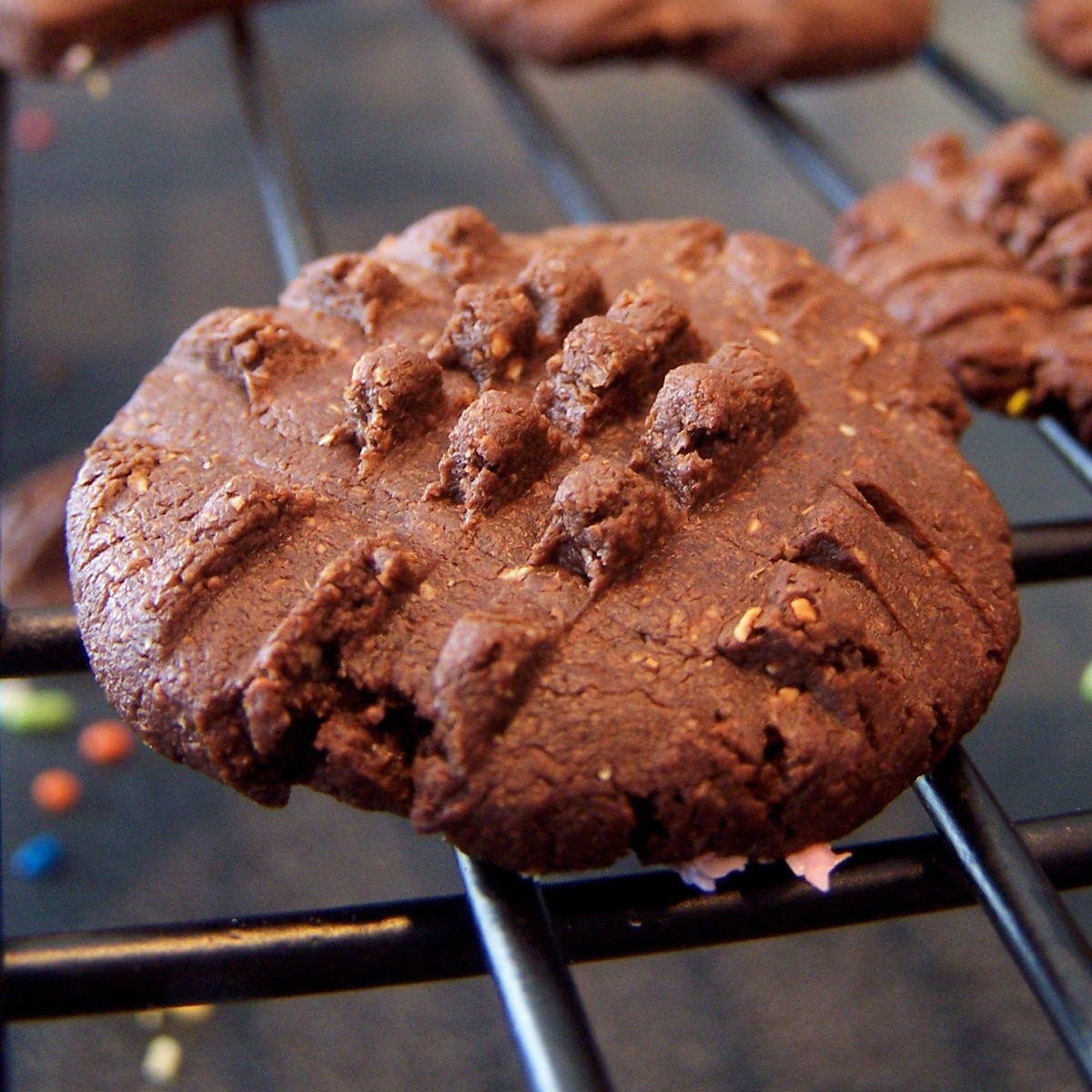 chocolate cookie crisps featured