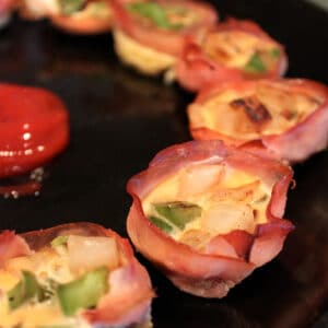western omelet muffins featured