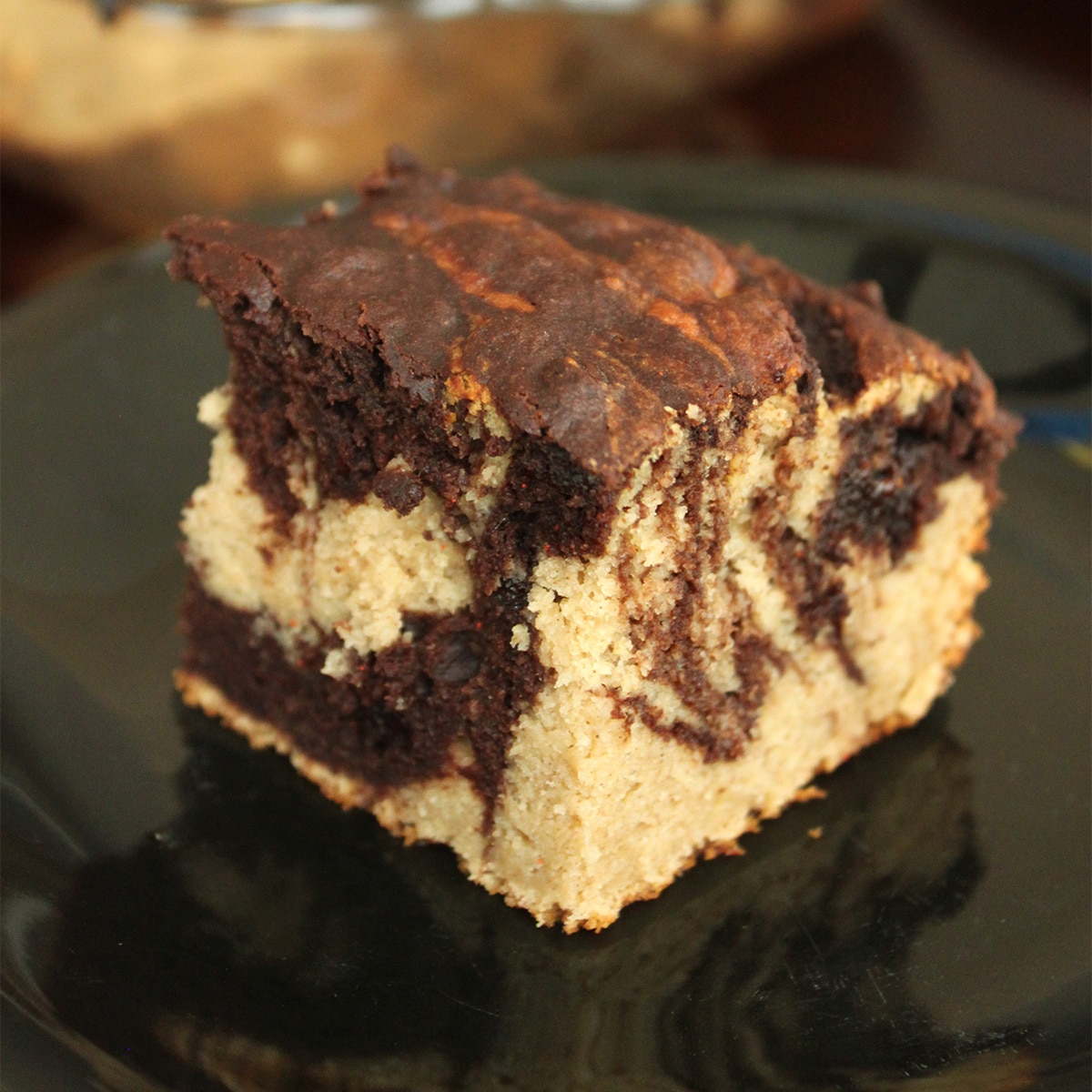 chocolate-banana marbled brownie cake featured