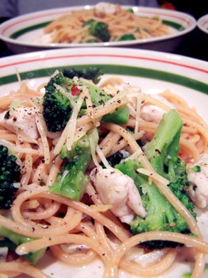 Quick Garlic Pasta with Chicken & Broccoli 